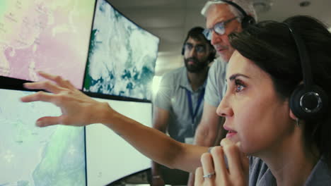 un equipo de personas que trabajan en un proyecto en una oficina