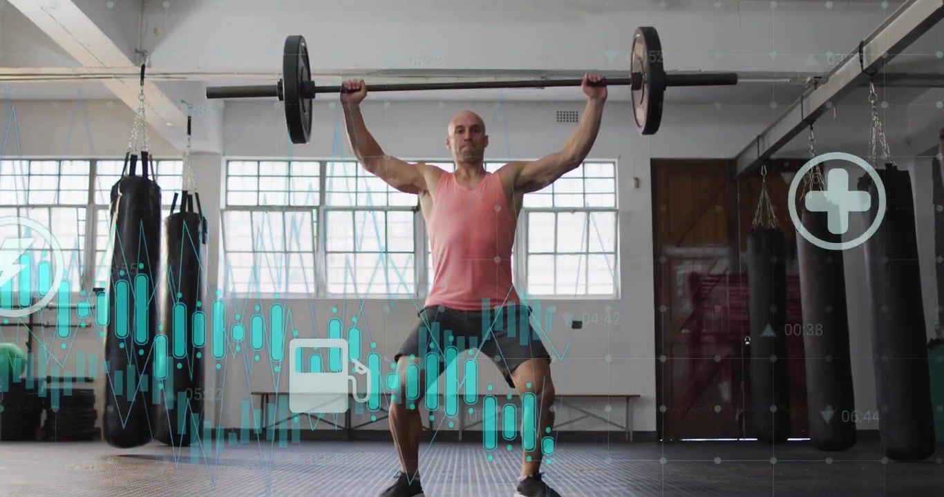 En vektløfter som utfører et rykk fra startposisjon til overhead squat på treningsstudio, med rosa tanktopp og vektstanggrafikk.