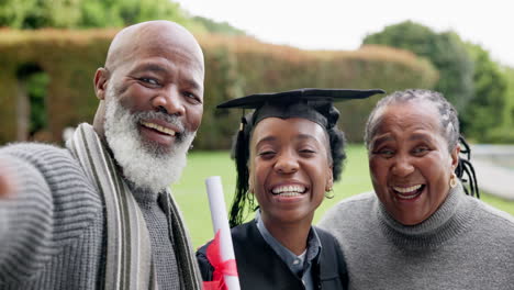 mujer, selfie de graduación y feliz con los padres