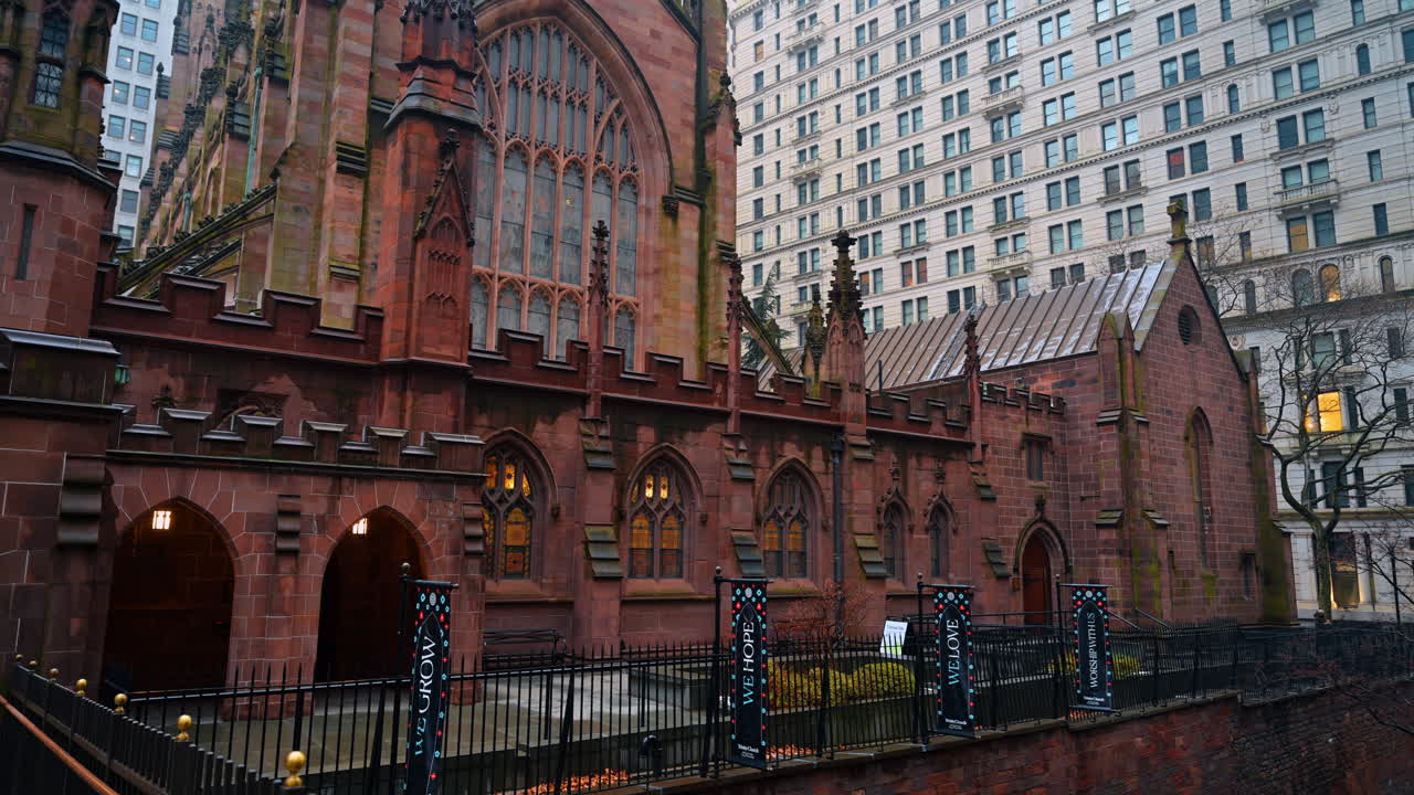 New York, USA, 28 dicembre 2025: vista invernale del cimitero della Trinity Church a Manhattan. Cimitero storico con neve vicino alla Trinity Church di New York