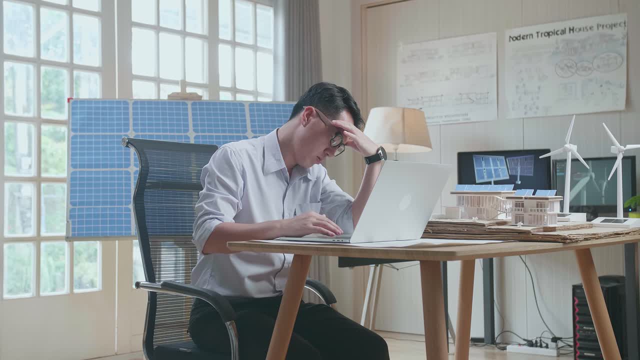 arquitecto que trabaja en el diseño de casas sostenibles