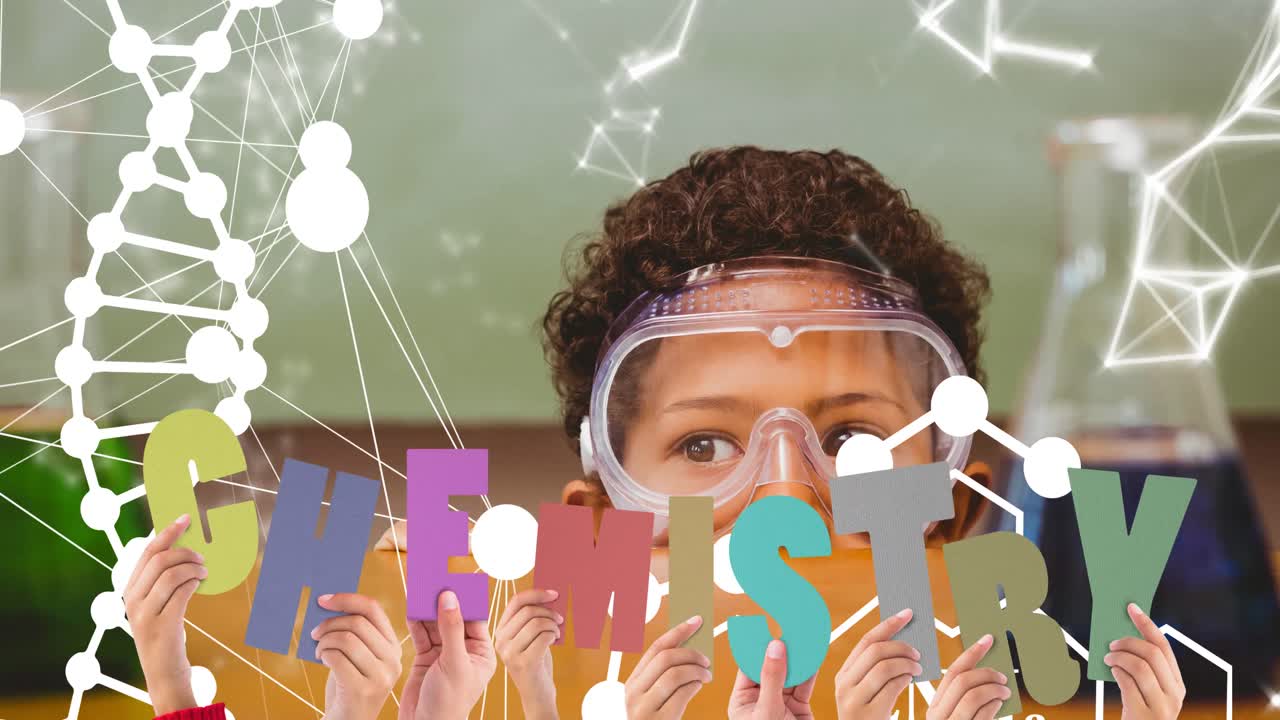 mano sosteniendo letras de texto de química contra un niño que lleva gafas de protección en el laboratorio
