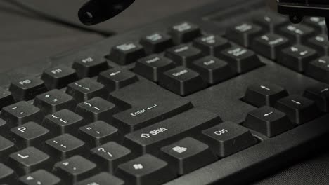 brazo robótico presionando las teclas en un teclado