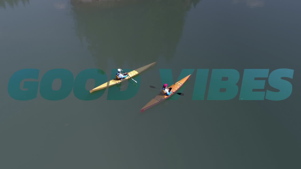 animación de buenas vibraciones texto sobre personas felices al aire libre