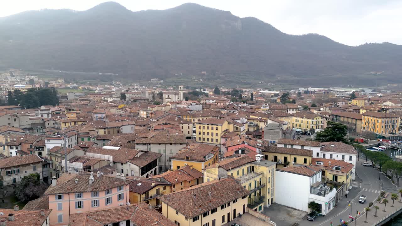 Vista aerea della città italiana di Iseo, paesaggio urbano mediterraneo, ripresa con drone a volo d'uccello