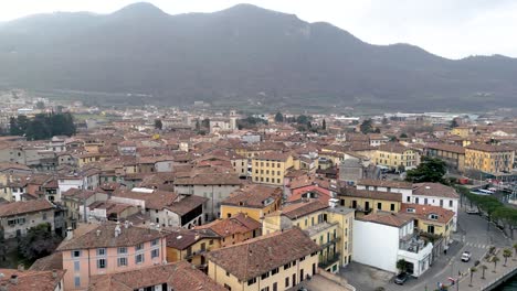 Luftaufnahme-Der-Italienischen-Stadt-Iseo,-Mediterranes-Stadtbild,-Flugdrohne-Aus-Der-Vogelperspektive