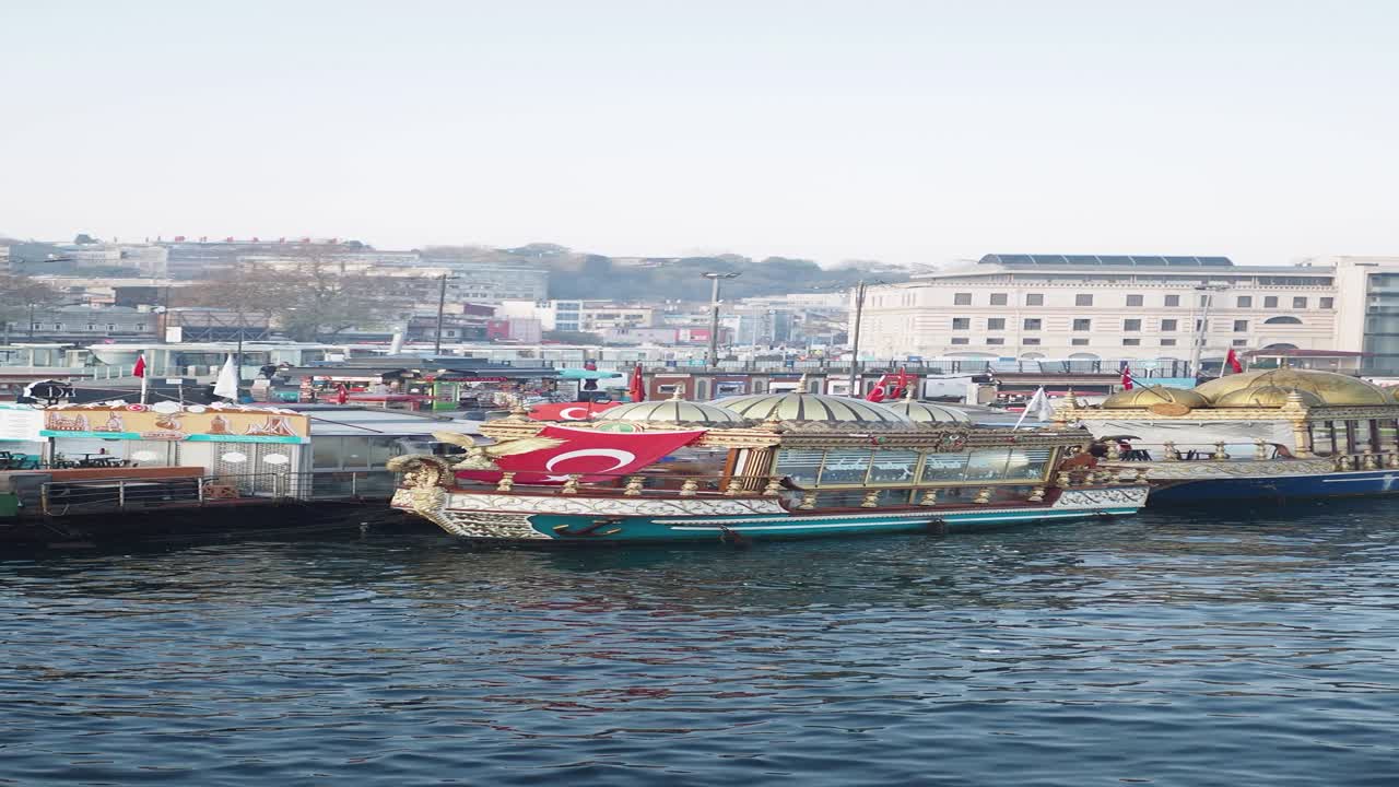 터키 이스탄불에 정박한 배