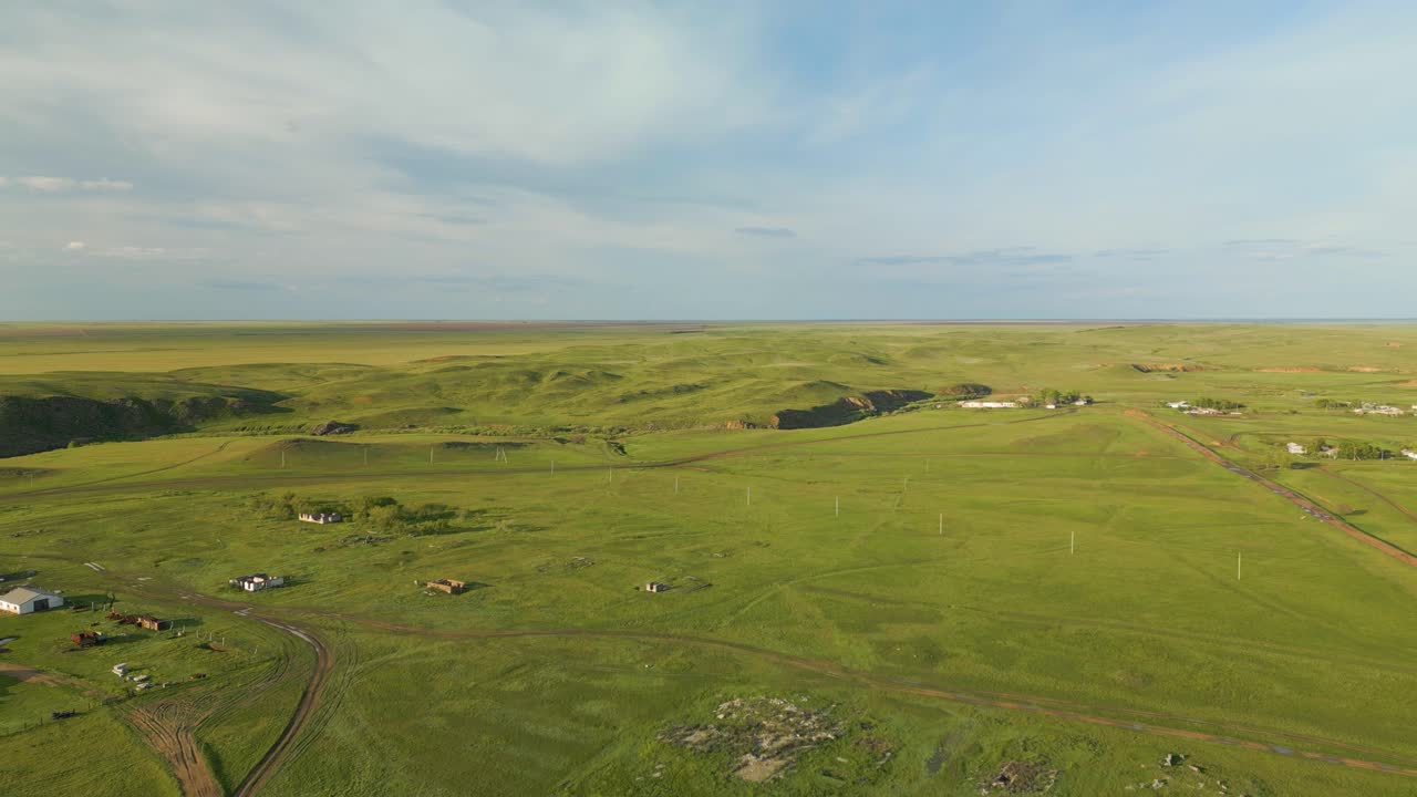 сельский пейзаж с обширными зелеными полями - воздушный снимок