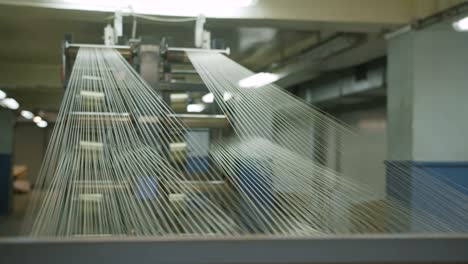 threads for tire reinforcement move on rollers constructions