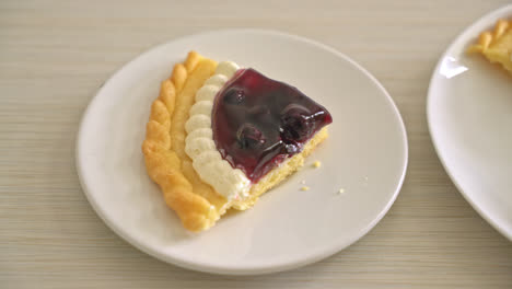 delicioso pastel de queso de arándanos en un plato blanco