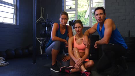 Gente-En-Forma-Seria-Posando-Juntos-En-El-Gimnasio