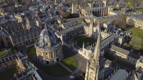 Vista-Panorámica-De-All-Souls-College-Y-La-Cámara-Radcliffe-En-La-Universidad-De-Oxford