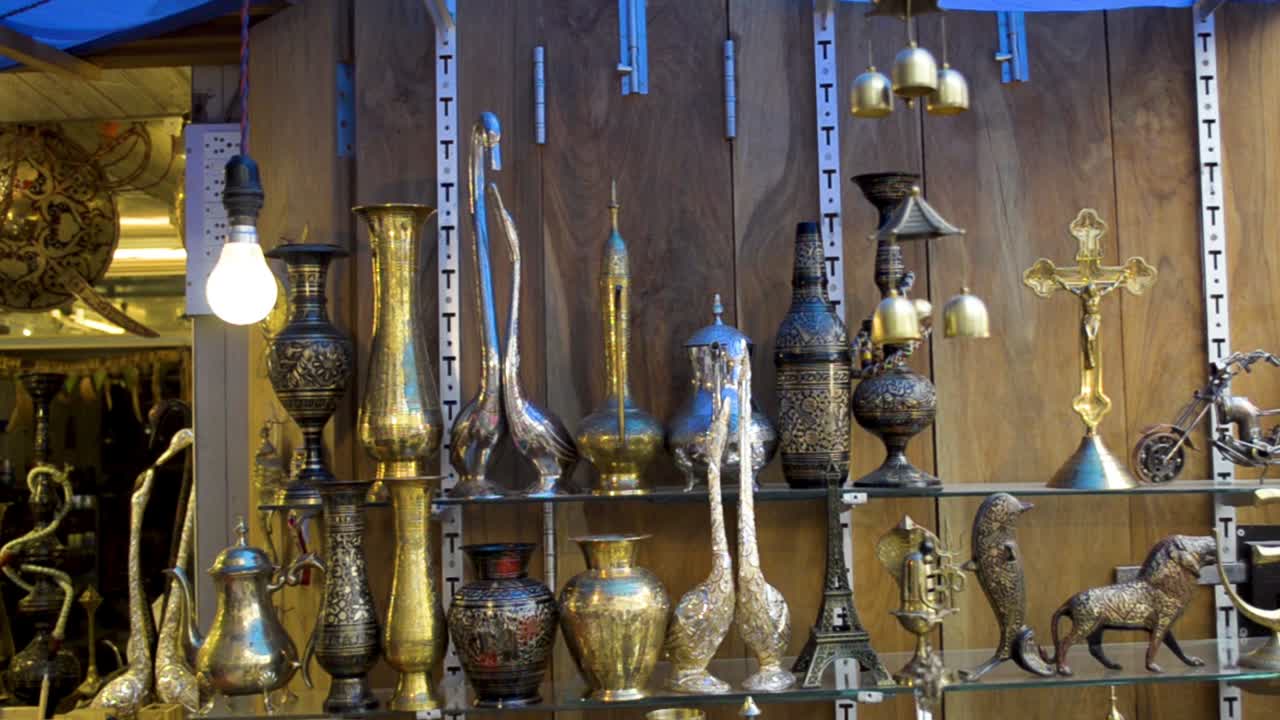 레드 포트 뉴 델리 인도의 차타 차우크 바자에서 판매되는 고대 골동품 수공예품