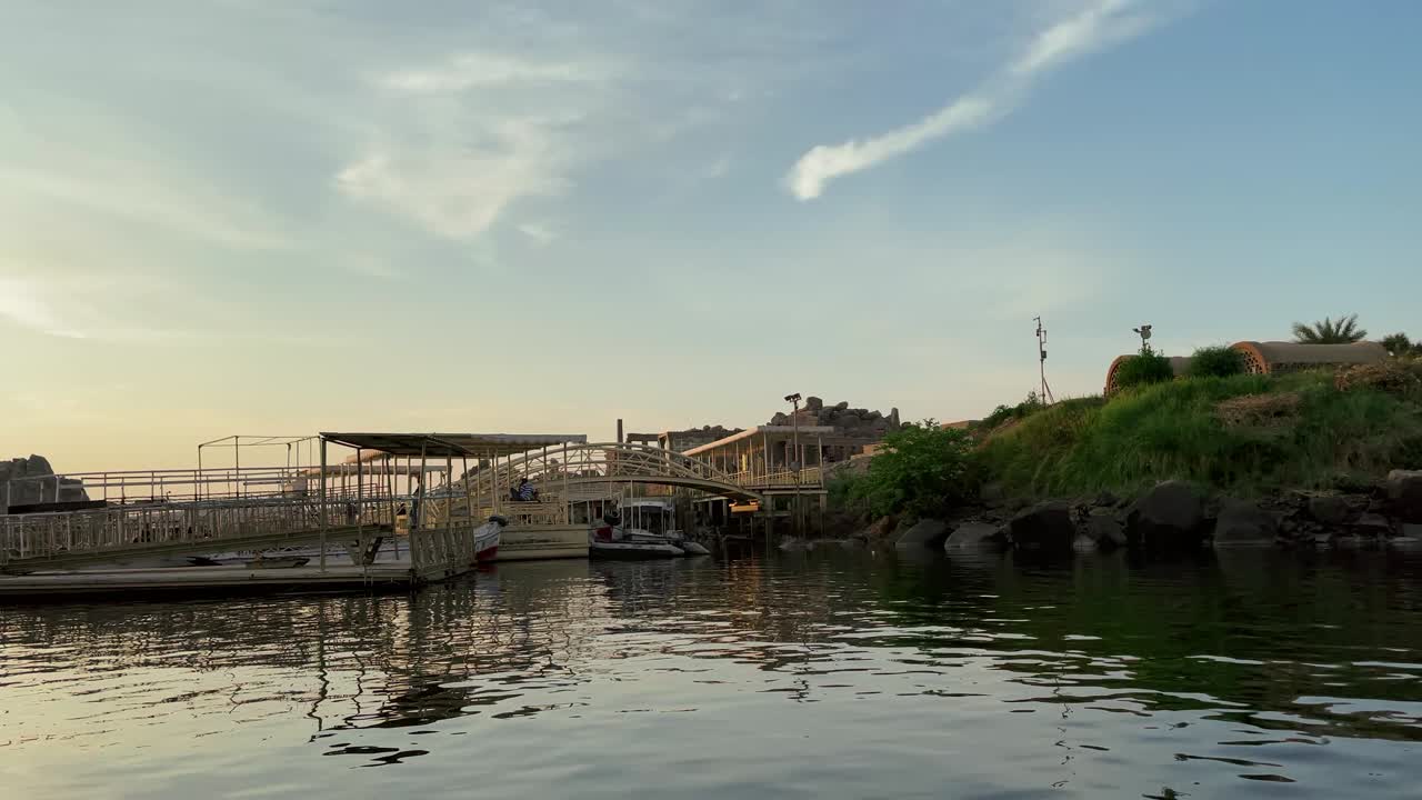 석양의 아름다운 필레 사원 아름다운 필레 사원과 그레코로만 건물은 이집트 아스완 사랑의 여신인 이시스에게 바쳐진 사원인 나일강에서 볼 수 있습니다