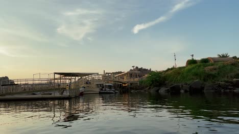 hermoso templo de philae a la luz del atardecer el hermoso templo de philae y los edificios grecorromanos se ven desde el río nilo un templo dedicado a isis, diosa del amor asuán egipcio