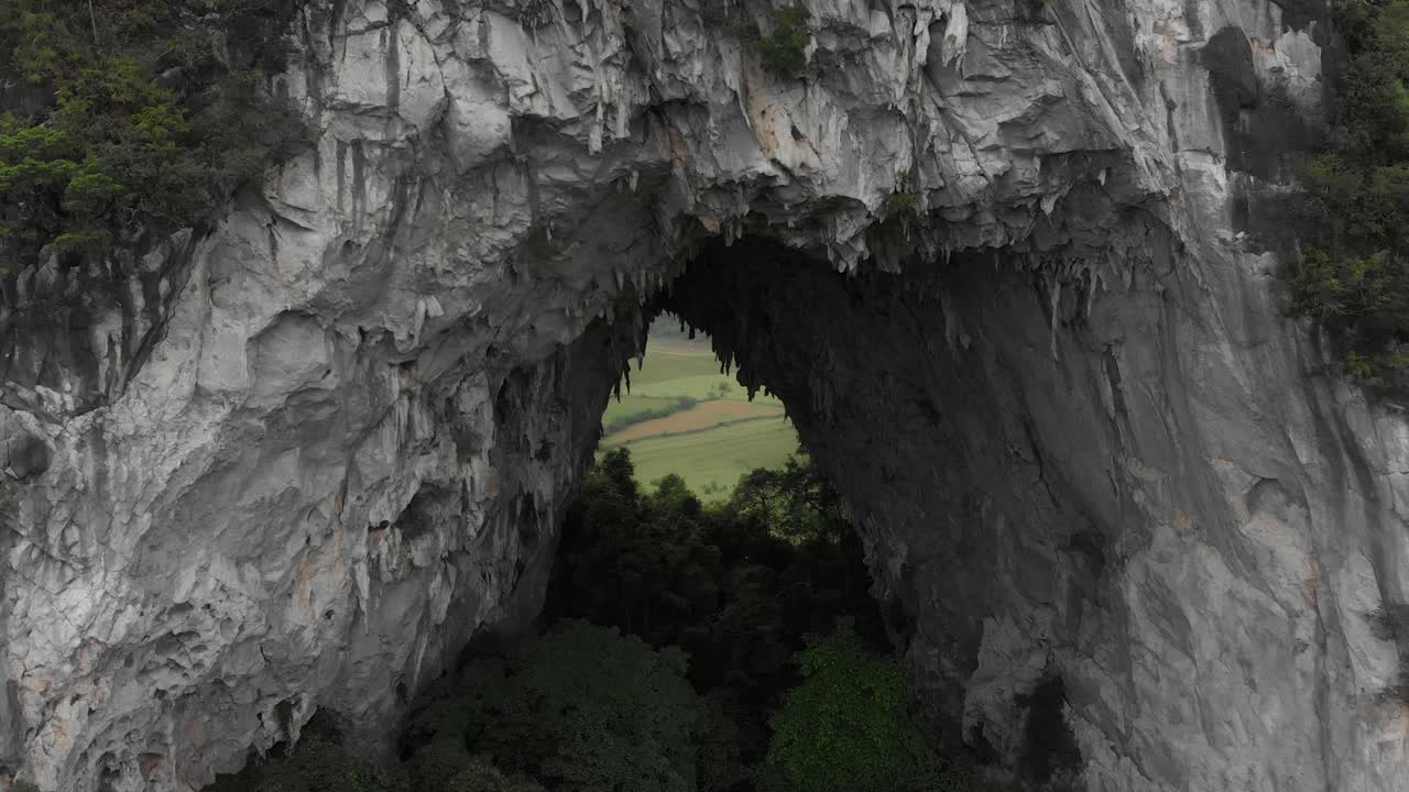 tomada de cerca de big whole en la montaña nui thung en vietnam, aérea