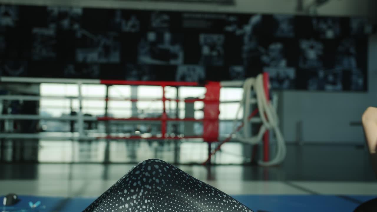 Spor salonunda mekik çeken kadın