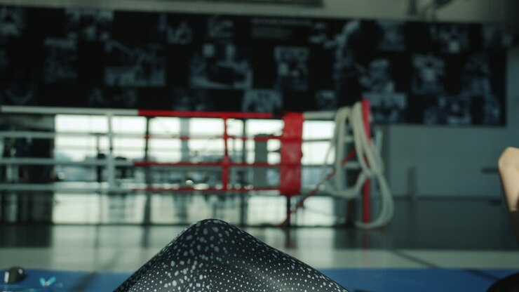 Donna che fa crunch in palestra