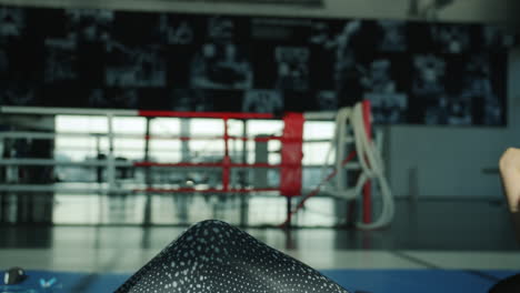mujer haciendo abdominales en un gimnasio