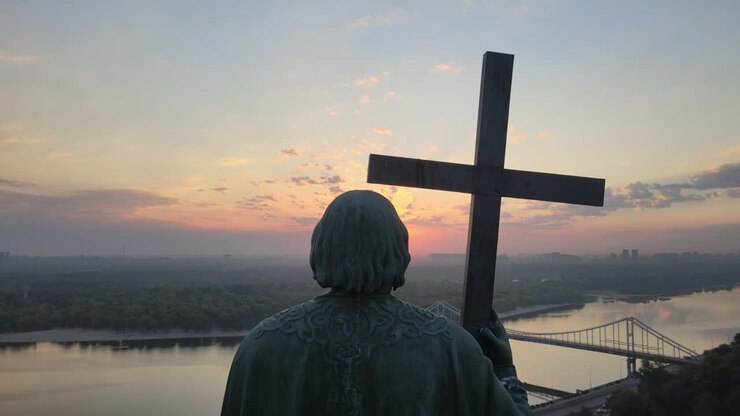 Vista aerea di Kiev, Ucraina: Monumento a Vladimir il Grande all'alba.