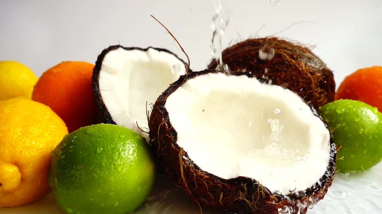 Polpa di cocco succosa tra frutti tropicali. Movimento rallentato.
