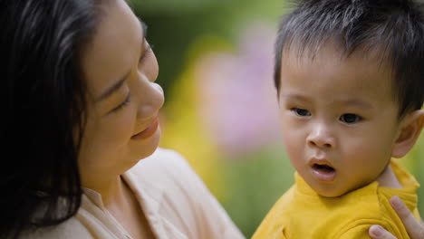 Asiatische-Familie-Im-Park