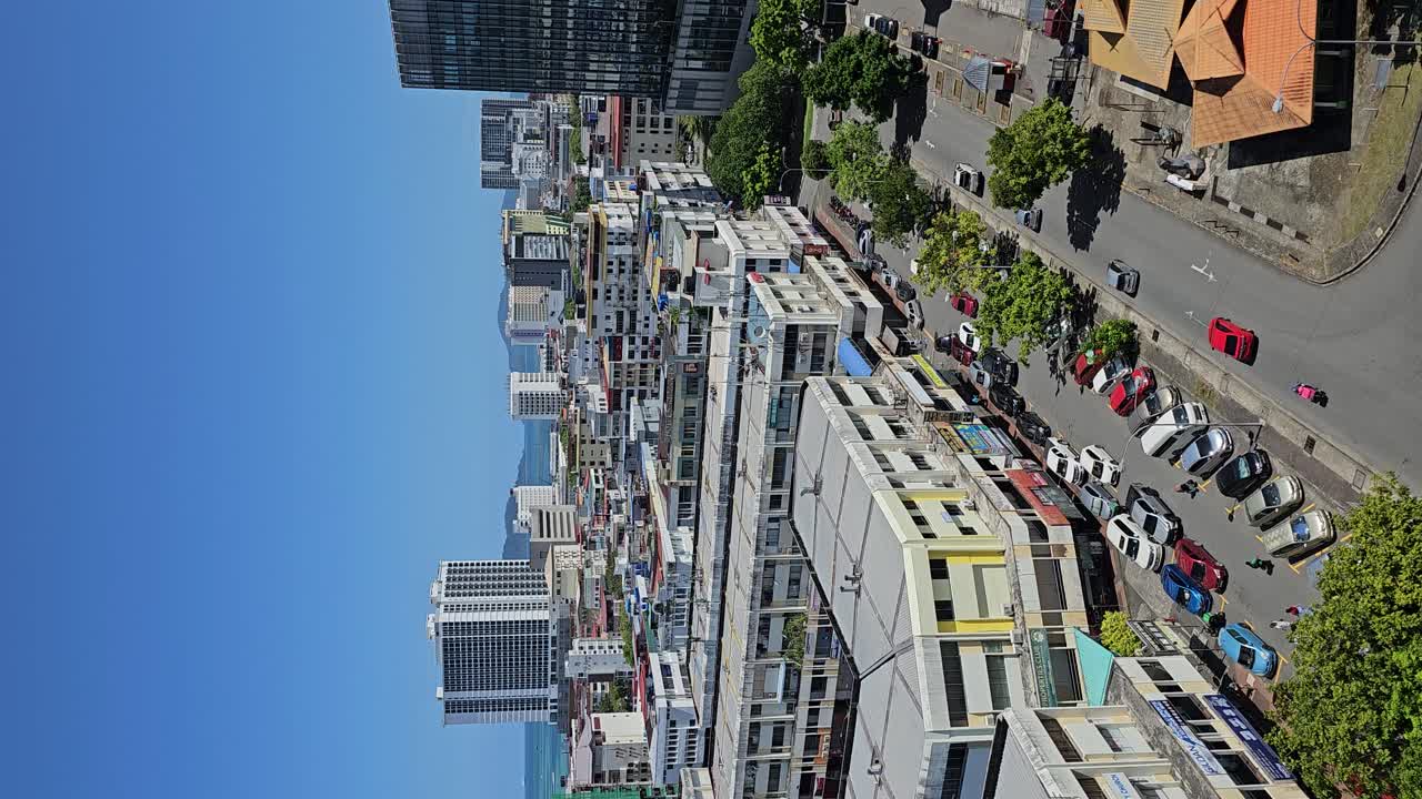 말레이시아의 코타키나발루 시의 현대 스카이라인 건축물과 낮 시간 교통의 수직 촬영