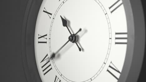 reloj latino en el lapso de tiempo en la pared gris oscuro