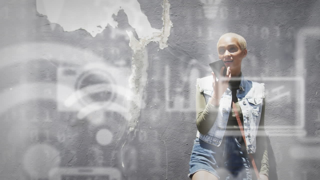 animación de iconos de redes sociales y procesamiento de datos sobre mujeres biraciales que usan teléfonos inteligentes