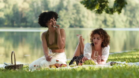 mujeres comiendo picnic en el parque