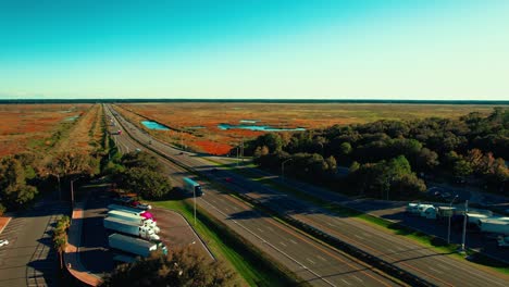concepto de imágenes aéreas de negocios de logística de camiones en una autopista