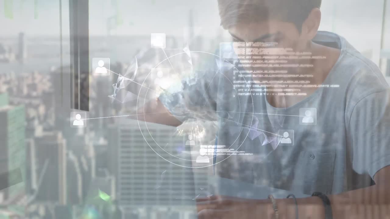 노트북에서 일하는 젊은 백인 남성 위에 데이터 처리 및 아이콘으로 지구의 애니메이션