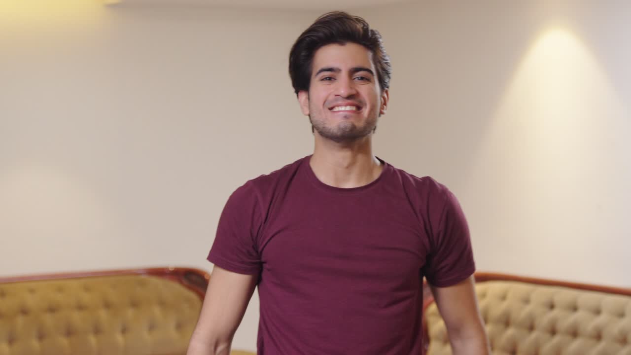 padre indio animando a su hijo