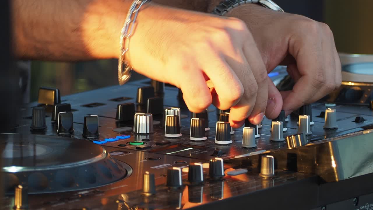 dj mezclando música en un tocadiscos