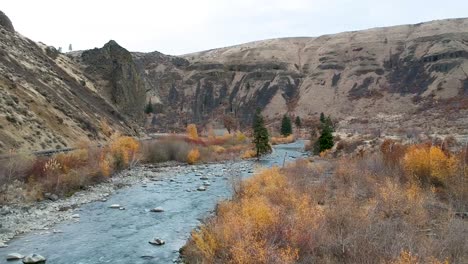 Imágenes-De-Ariel-Drone-De-Un-Valle-De-Río-Escarpado-En-Otoño