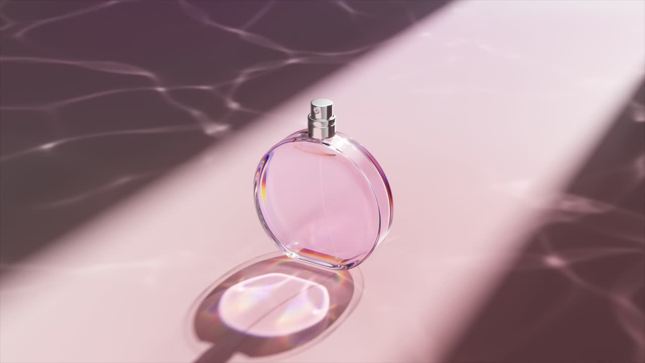 Flacone di profumo rosa su una superficie di marmo con ombre
