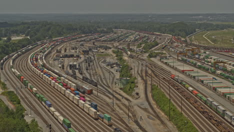 atlanta georgia aérea v656 toma panorámica hacia la derecha de la estación del tren de carga y el horizonte durante el día - dji inspire 2, x7, 6k - agosto de 2020