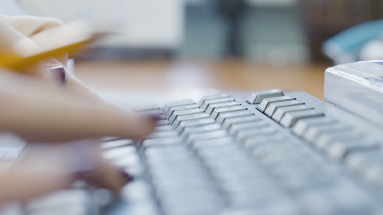 Donna digitando su una tastiera