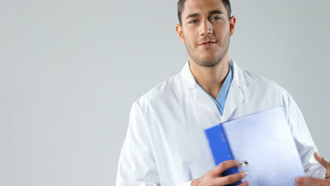 un médico sonriente escribiendo un informe en el archivo 4k 4k