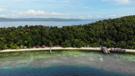 La-Toma-Aérea-En-órbita-Muestra-La-Impresionante-Belleza-De-La-Isla-Kri-En-El-Archipiélago-De-Raja-Ampat,-Indonesia