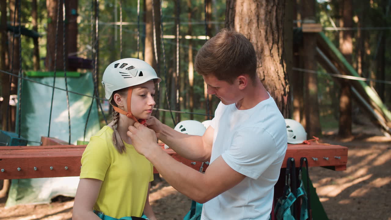 gente en el campamento de aventuras