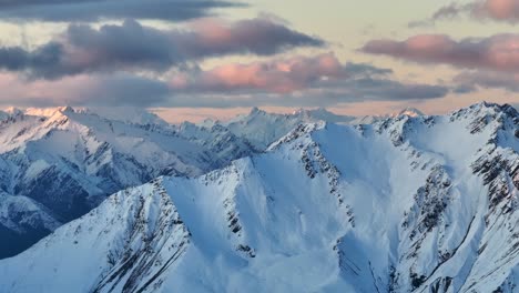 Cielo-Espectacular-Sobre-El-Paisaje-Alpino,-Puesta-De-Sol-En-Las-Montañas-De-Los-Alpes-Del-Sur-En-Nueva-Zelanda