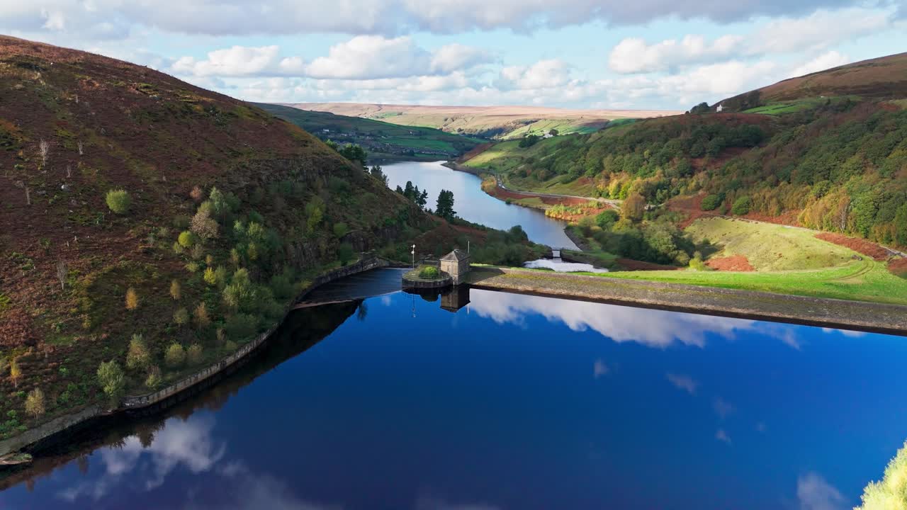 아름다운 영국 시골의 드론 영상, 야생 풍경, 헤더로 인 습지, 큰 호수 및 파란 물을 보여줍니다.
