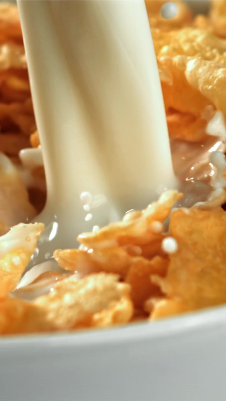 Versare il latte in una ciotola di cornflakes croccanti
