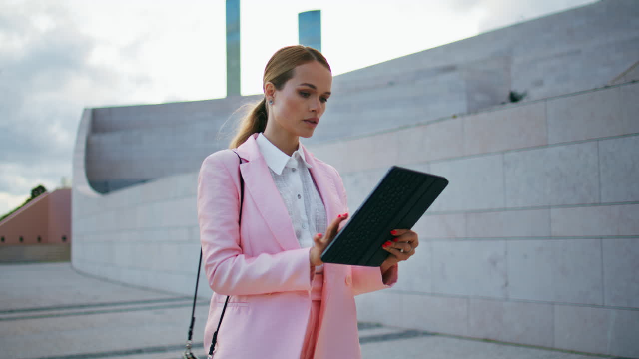 mujer atractiva caminando tableta en la calle de la ciudad primer plano. mujer de negocios trabajar en el camino