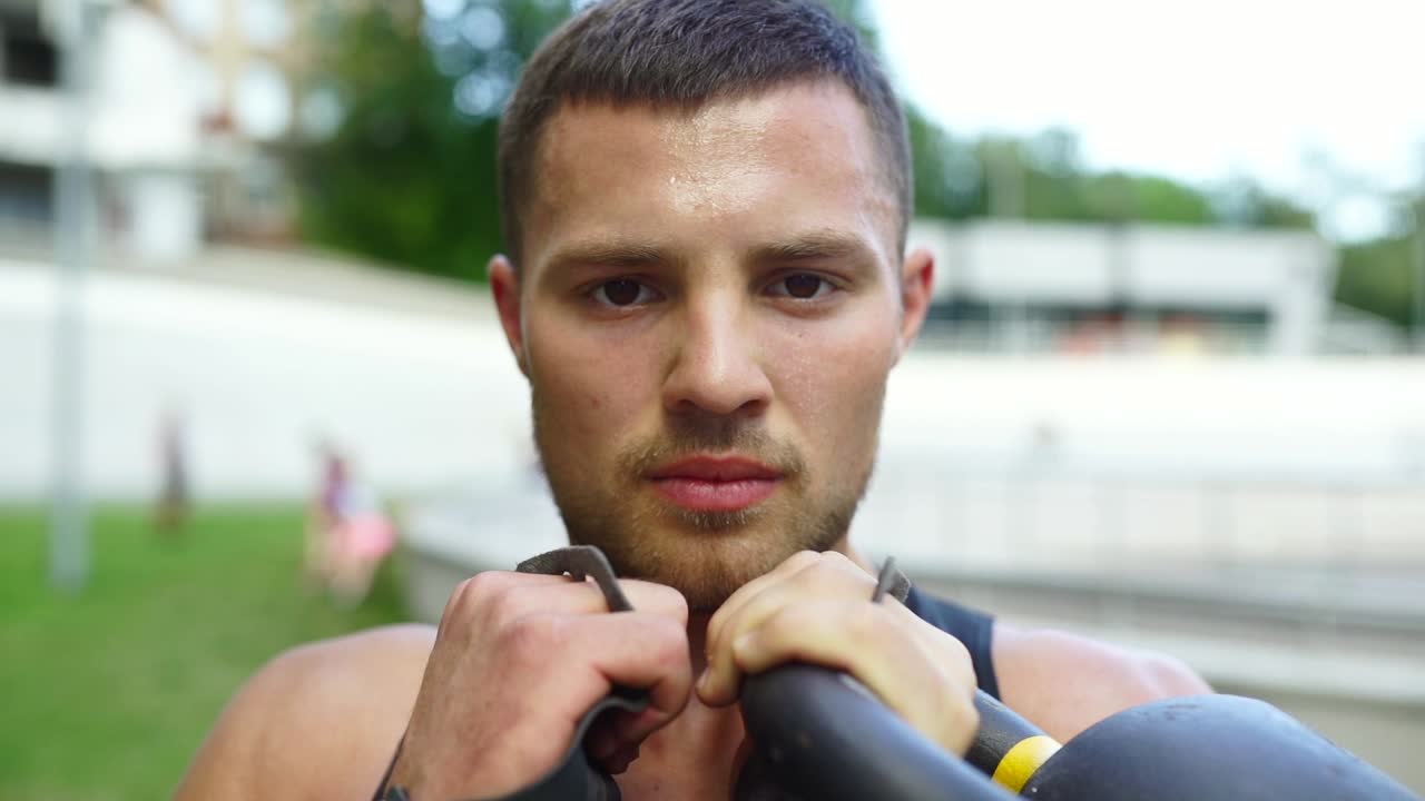 hombre realizando ejercicios de kettlebell al aire libre
