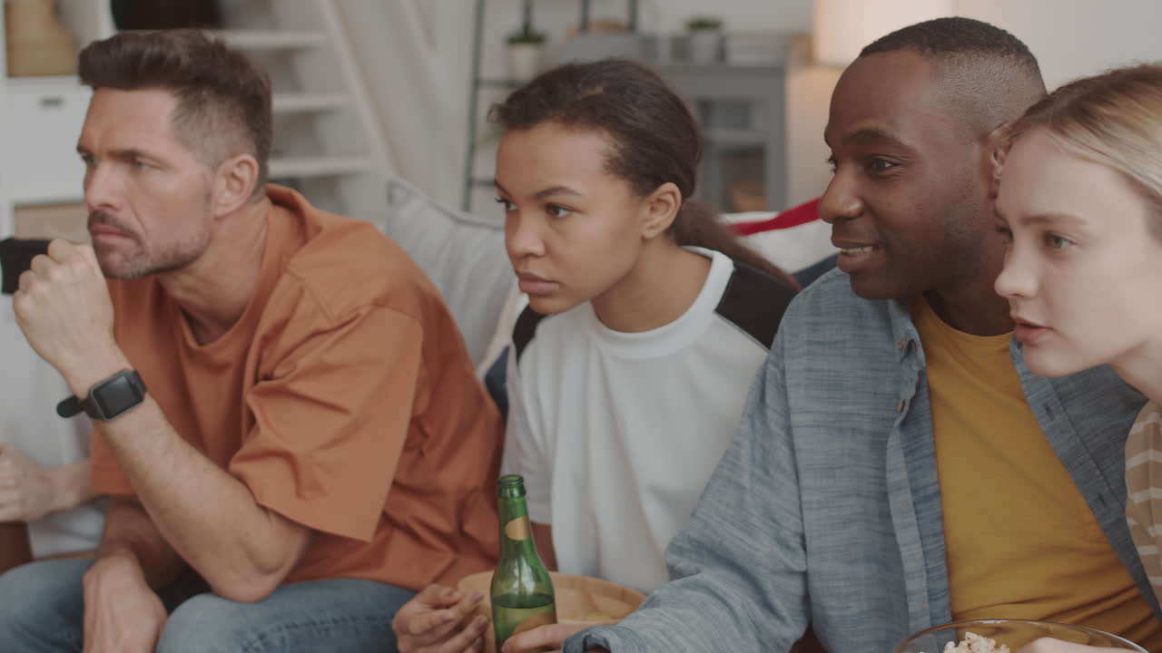 Des jeunes regardant la télévision avec attention