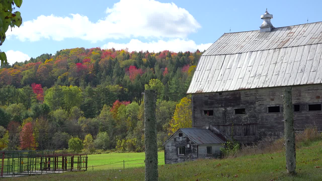 un granero y una casa de campo bastante antiguos en la zona rural de vermont 1