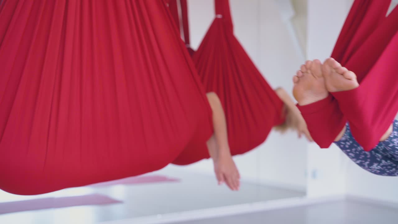 요가 운동 후 거짓말 을 하고 흔들리는 여자 들 이 있는 해마크