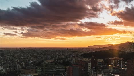 Sonnenuntergang-Am-Bewölkten-Himmel-über-Der-Stadt